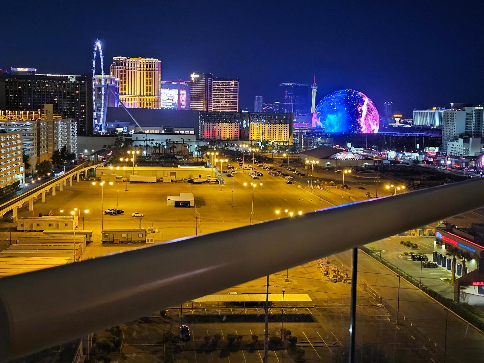 Strip & Sphere View - Separate Living Room - 2 Full Bath - Full Kitchen - Balcony - 900 Sqft - Mgm Signature Las Vegas Exterior photo