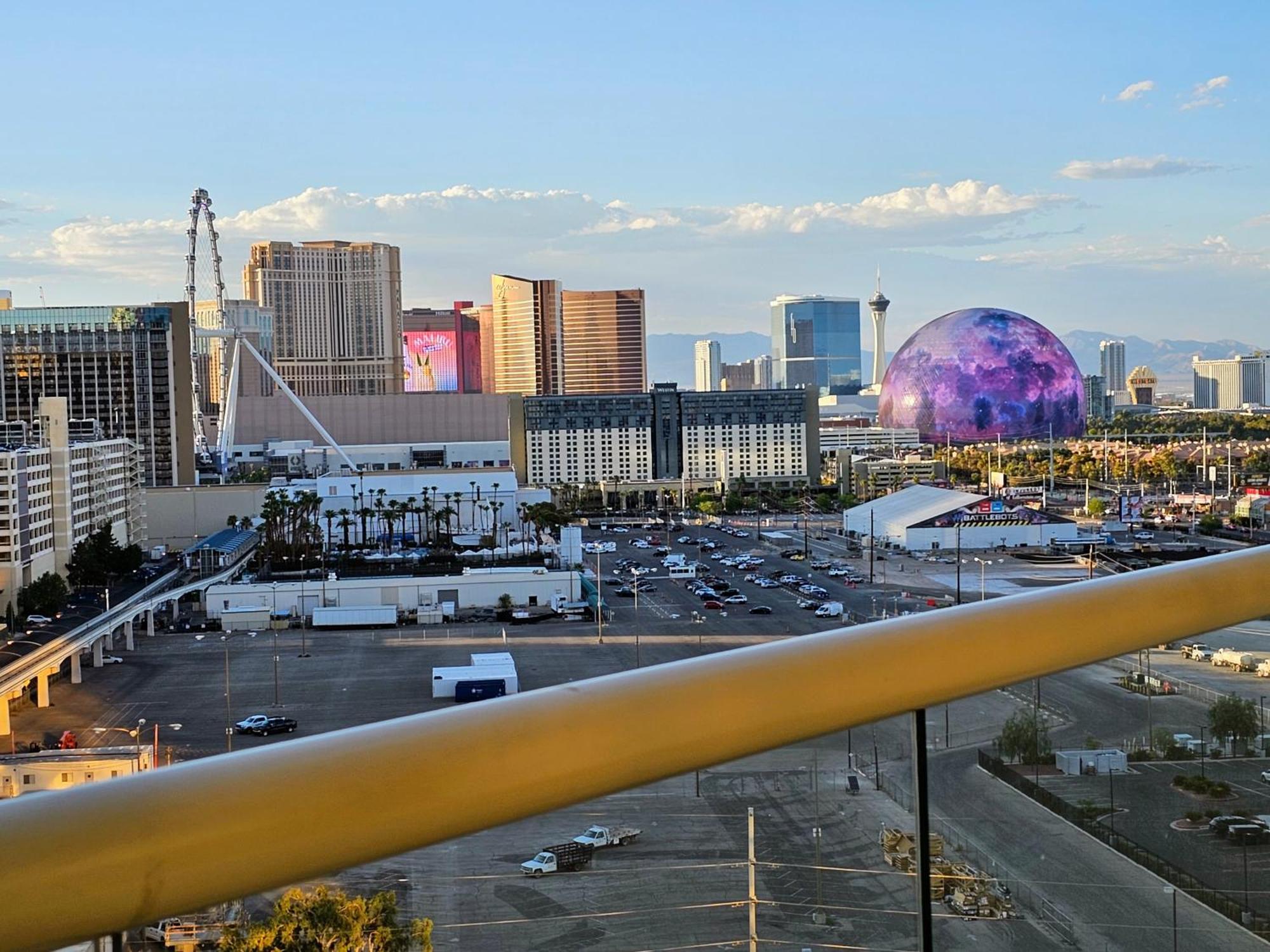 Strip & Sphere View - Separate Living Room - 2 Full Bath - Full Kitchen - Balcony - 900 Sqft - Mgm Signature Las Vegas Exterior photo